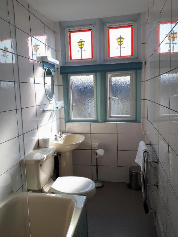 Oyo No 3 Hotel Бат Екстериор снимка