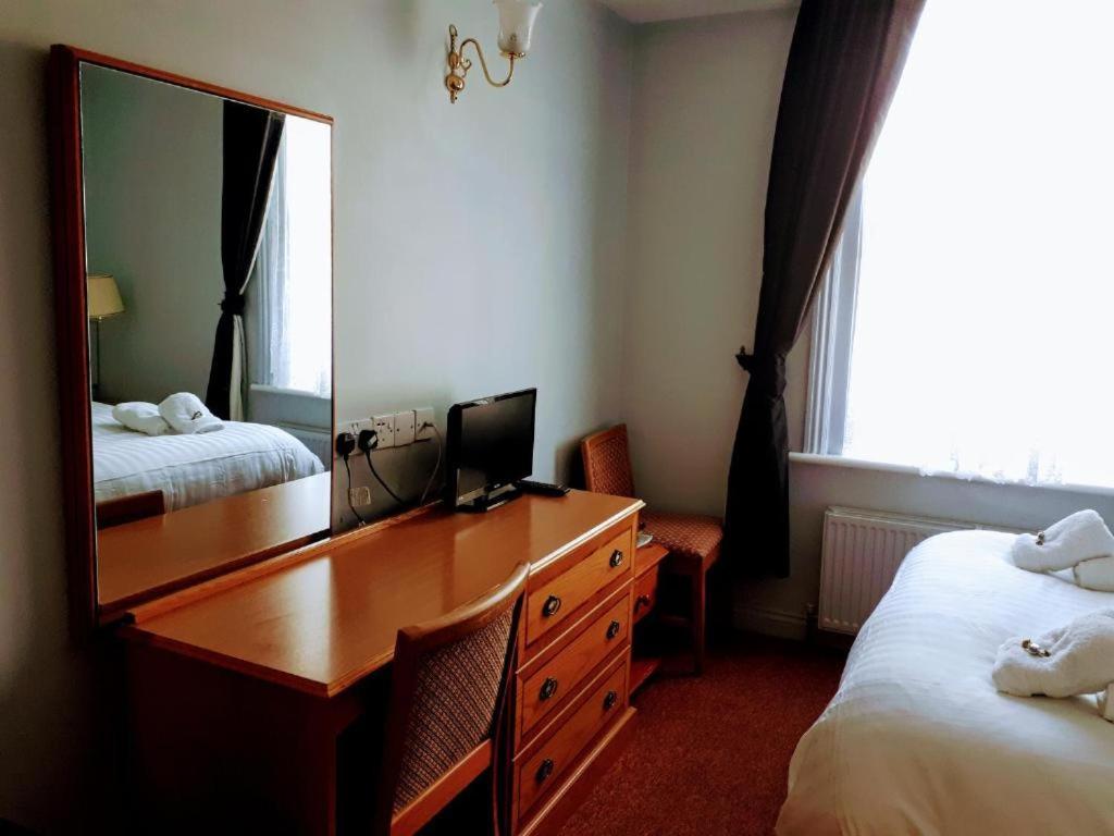 Oyo No 3 Hotel Бат Екстериор снимка
