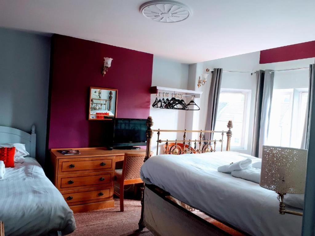 Oyo No 3 Hotel Бат Екстериор снимка